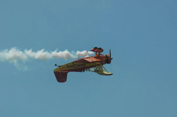 真っ青な空に向かって煙を反転させ煙を追うアクロバット航空機 — ストック写真