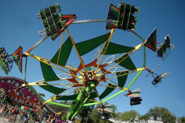 Parlak mavi yaz gökyüzüne karşı karnaval gezisi