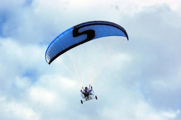 Pojedynczy Paralotniarz Bankowości Lotniczej Kierunku Zachmurzonego Nieba — Zdjęcie stockowe