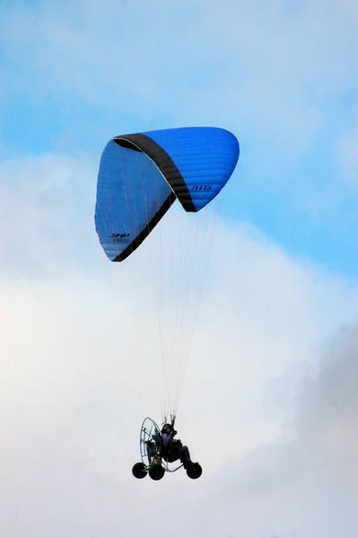 青い空と雲に対するパラグライダー — ストック写真