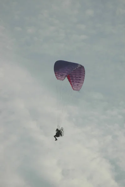 Lone Paraglider Împotriva Cerului Albastru Norilor — Fotografie, imagine de stoc