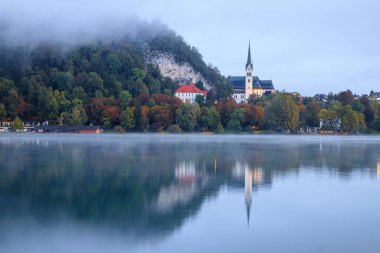 Bled Gölü, Slovenya şafak vakti siste, rıhtımda tekneler