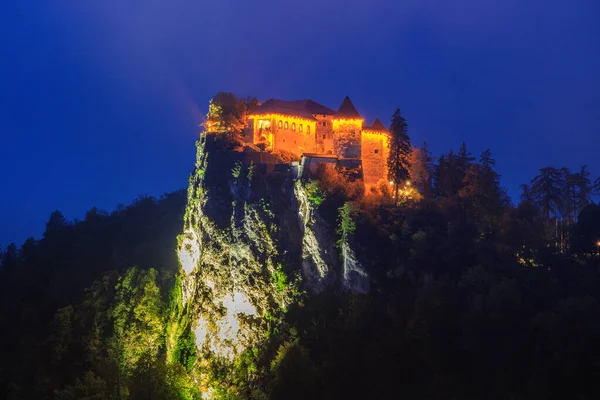 Castelo Iluminado Lago Bled Nevoeiro Amanhecer Eslovênia — Fotografia de Stock