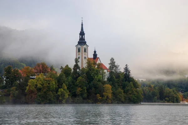 Bled Gölü, Slovenya şafak vakti siste, rıhtımda tekneler