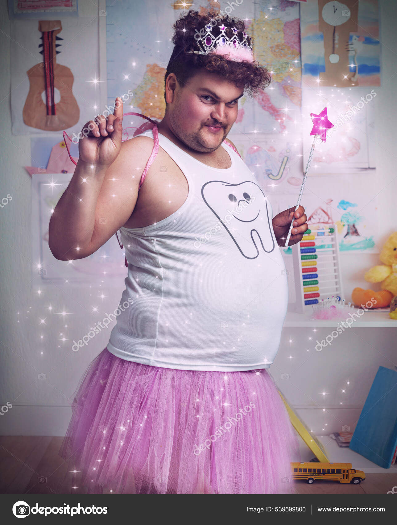 Hombre Con Sobrepeso Vestido Como Hada Los Dientes Foto de stock 539599800 PeopleImages