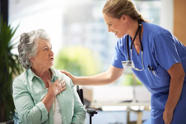 Shot of a carer at a nursing home with her patient — Stockfoto