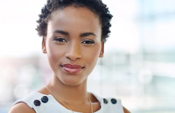 Es la mujer perfecta para su trabajo. Retrato recortado de una atractiva joven empresaria de pie en una oficina moderna. — Foto de Stock