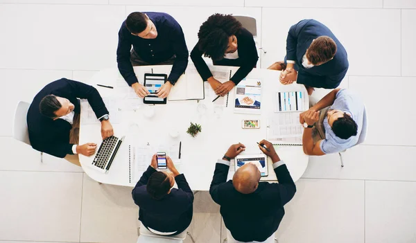 Developing strategies that produce strong results. High angle shot of a group of businesspeople having a meeting in a modern office. — Stockfoto