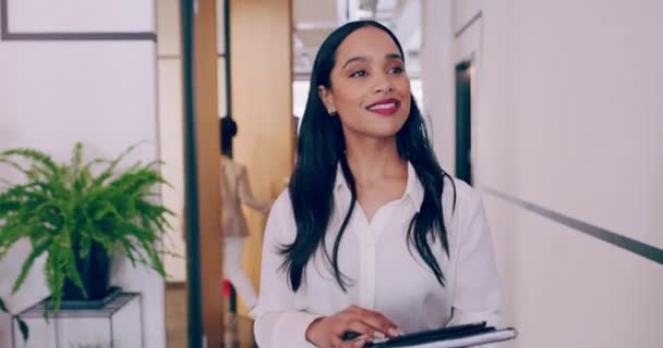 4k video footage of a cheerful young businesswoman walking through her office — Vídeo de stock