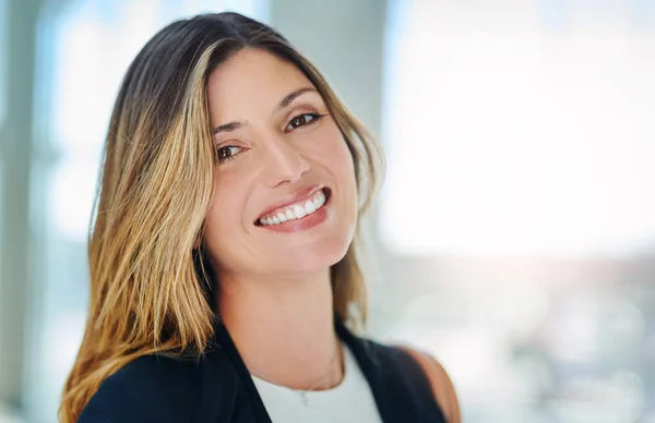 When youre confident the rest becomes easy. Cropped portrait of an attractive young businesswoman smiling while standing in a modern office. — стоковое фото