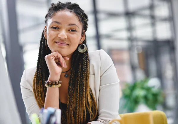 Im confident in my business abilities. Cropped portrait of an attractive young businesswoman sitting at her desk in the office. — Stock Fotó