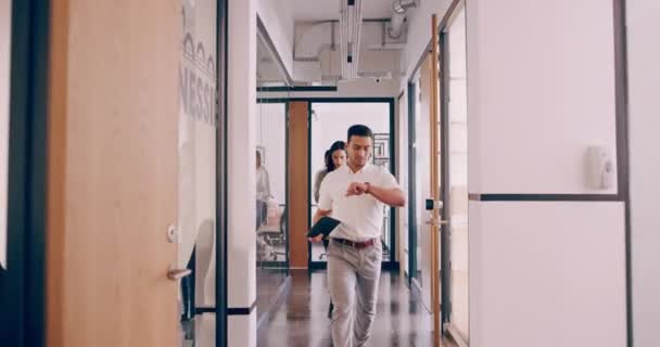 4k video footage of a group of coworkers rushing through the office on the way to a meeting — Vídeos de Stock