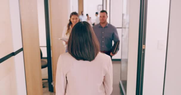 Nagranie wideo 4k nierozpoznawalnej bizneswoman przechodzącej obok swoich kolegów w korytarzu jej biura — Wideo stockowe