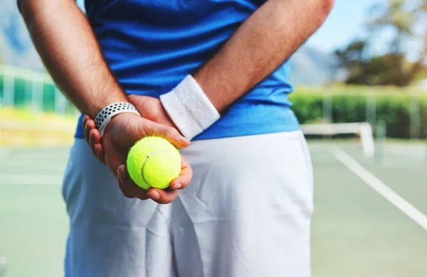 "Já jsem král dvora. Zpětný záběr nerozpoznatelného mužského tenisty držícího tenisový míček na hřišti venku. — Stock fotografie