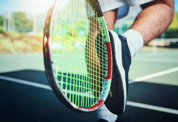 Está listo y tiene muchas ganas de irse. Cortado tiro de un jugador de tenis masculino irreconocible pateando su raqueta de tenis al aire libre en una cancha de tenis. —  Fotos de Stock