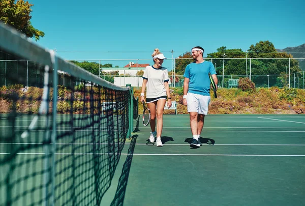 Zaczynamy igrzyska. Całkowite ujęcie dwóch młodych tenisistów rozmawiających na świeżym powietrzu na korcie tenisowym. — Zdjęcie stockowe