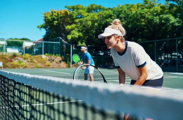 Αφήστε τα όλα στο γήπεδο. Περικοπή πλάνο μιας μικτής ομάδας τένις διπλό παίζει μαζί σε ένα γήπεδο τένις στην ύπαιθρο. — Φωτογραφία Αρχείου