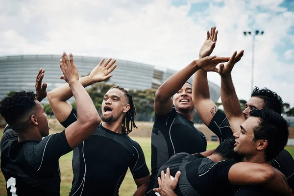 Sie sind so großartig darin, zu gewinnen. Schnappschuss einer Mannschaft von Rugbyspielern beim Feiern, während sie tagsüber auf dem Feld stehen. — Stockfoto
