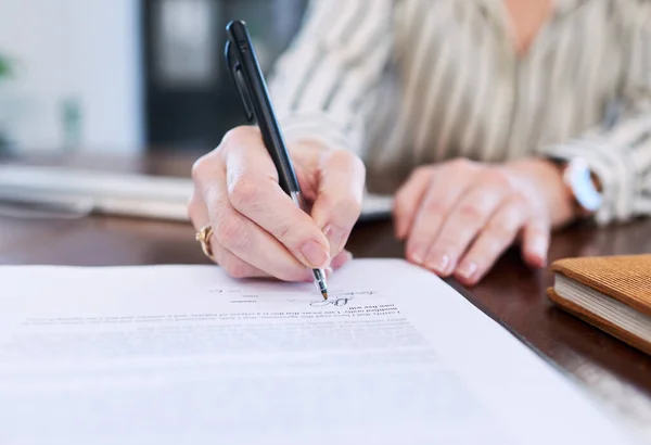 Ondertekening van een nieuwe deal. Close-up van een onherkenbare zakenvrouw die papieren ondertekent in een kantoor. — Stockfoto