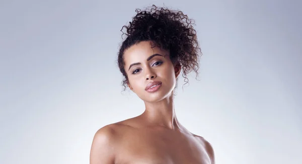 Huden är den nya modetrend. Studio porträtt av en sexig ung kvinna poserar naken mot en grå bakgrund. — Stockfoto