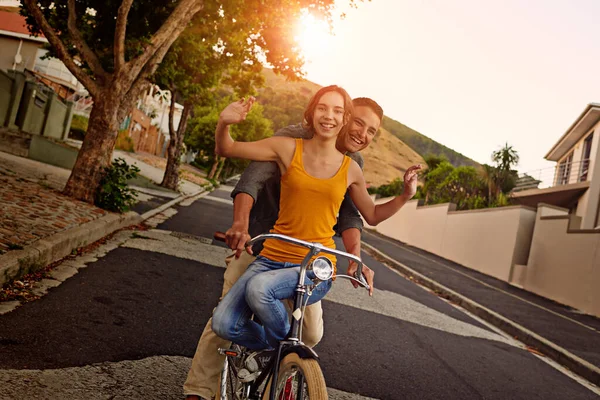 살고, 사랑하고, 타고. 함께 자전거를 타고 즐기고 있는 행복 한 젊은 부부의 사진. — 스톡 사진