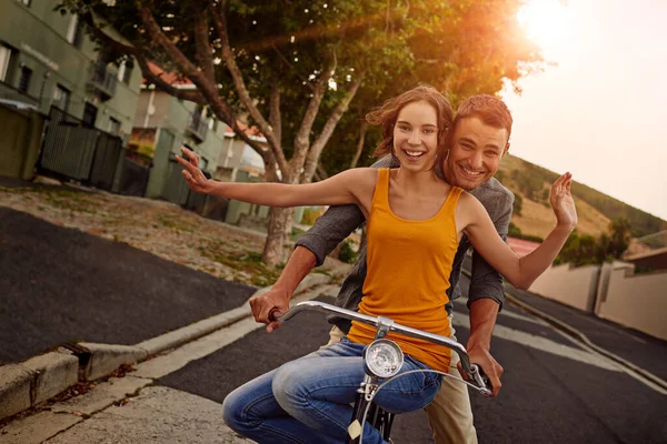 사랑은 삶을 아름답게 만듭니다. 함께 자전거를 타고 즐기고 있는 행복 한 젊은 부부의 사진. — 스톡 사진