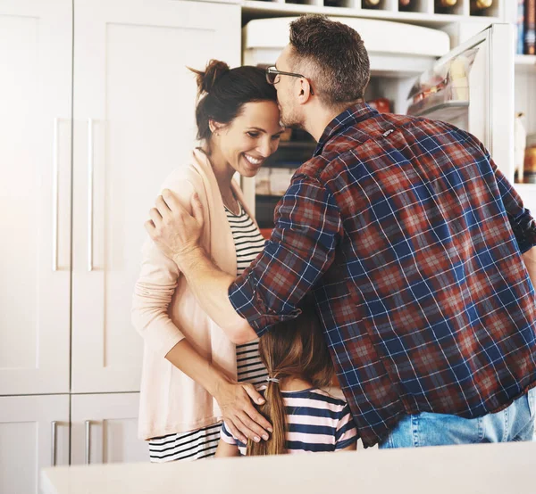 Bom dia, meu amor. Tiro de um marido amorosamente beijando sua esposa grávida na cozinha. — Fotografia de Stock