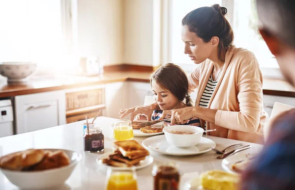 Mam zorgt goed voor me. Gehakt schot van een familie genieten van het ontbijt samen. — Stockfoto