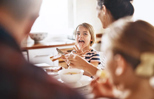 Il suo dito lecca bene. Colpo ritagliato di una famiglia che fa colazione insieme. — Foto Stock