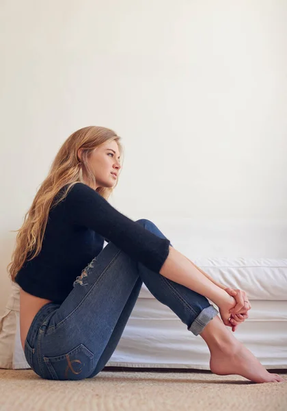 Η ομορφιά της σιωπής. Πυροβολισμός μιας όμορφης νεαρής γυναίκας που κάθεται στο πάτωμα της κρεβατοκάμαράς της. — Φωτογραφία Αρχείου