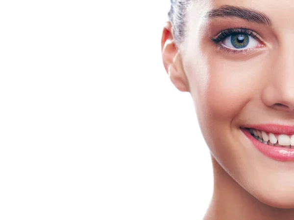 Sonrisa feliz saludable. Retrato de estudio de una hermosa joven aislada en blanco. —  Fotos de Stock