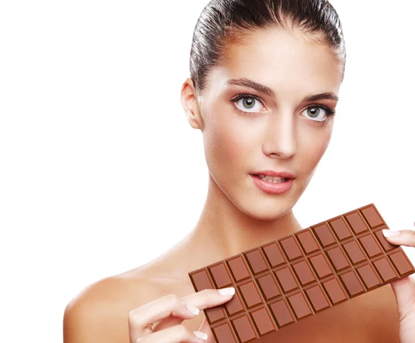Envies de chocolat. Portrait en studio d'une jolie jeune femme tenant une plaque de chocolat. — Photo