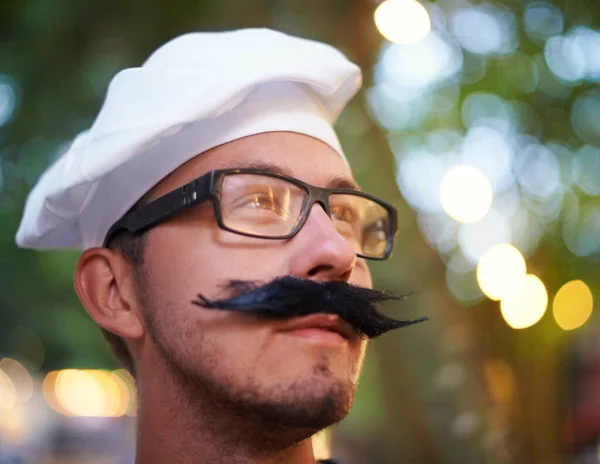 Tenue française. Un jeune homme habillé d'un béret et d'une fausse moustache. — Photo