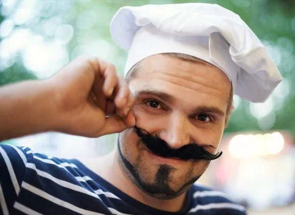 Traje francés. Un joven vestido con una boina y un bigote falso. — Foto de Stock