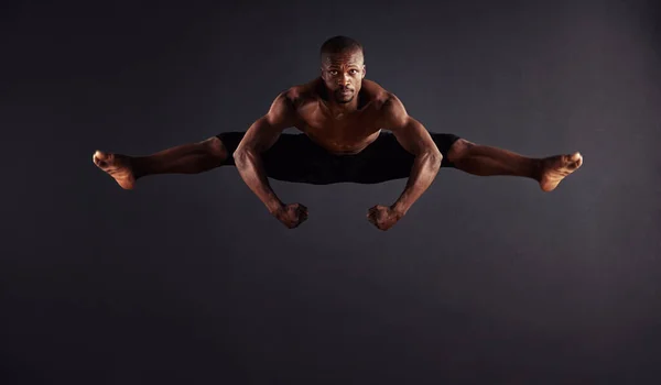完璧は達成された。空中で分割を行う男性ダンサー. — ストック写真