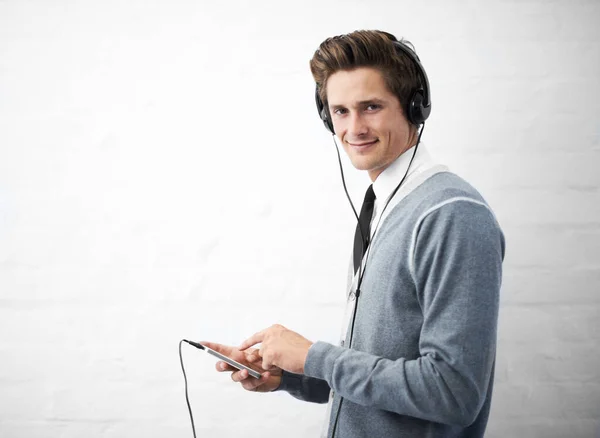 A gerir a lista de reprodução dele. Um jovem nerd segurando um mp3 player. — Fotografia de Stock