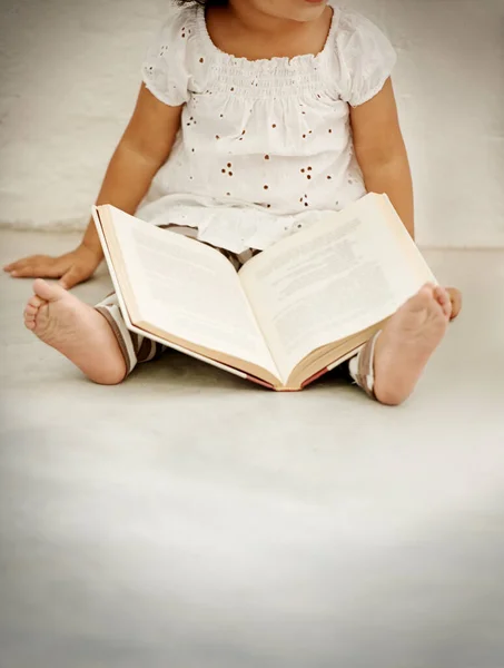 Even bijpraten over mijn lezing. Een klein meisje dat een boek leest. — Stockfoto