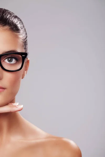 Shes en medio Hipster.... Retrato de estudio recortado de una hermosa mujer joven con gafas sobre un fondo gris. —  Fotos de Stock