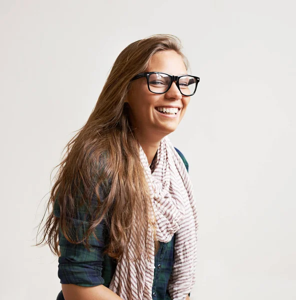 Ela tem as tendências para baixo. Uma jovem hipster no estúdio. — Fotografia de Stock