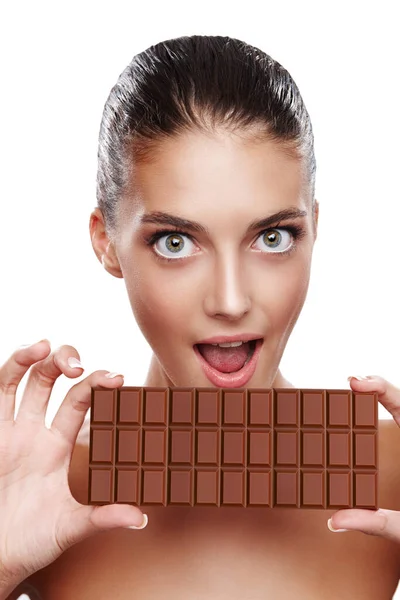 Pokušení je příliš velké. Studio portrét atraktivní mladé ženy, která se chystá kousnout do kusu čokolády. — Stock fotografie