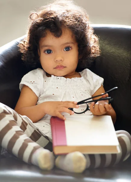 Leren als ze groeit. Shot van een schattig klein meisje thuis. — Stockfoto