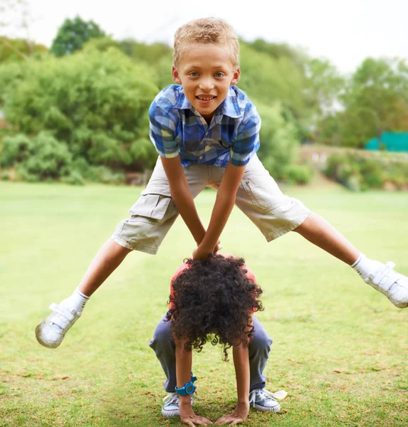 Saltando de rana. Un joven haciendo un salto sobre sus amigos de vuelta. — Foto de Stock