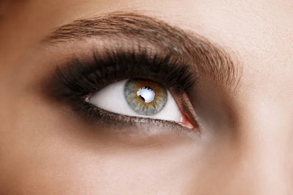 Schöner Blick. Nahaufnahme eines schönen grünen Auges einer Frau. — Stockfoto