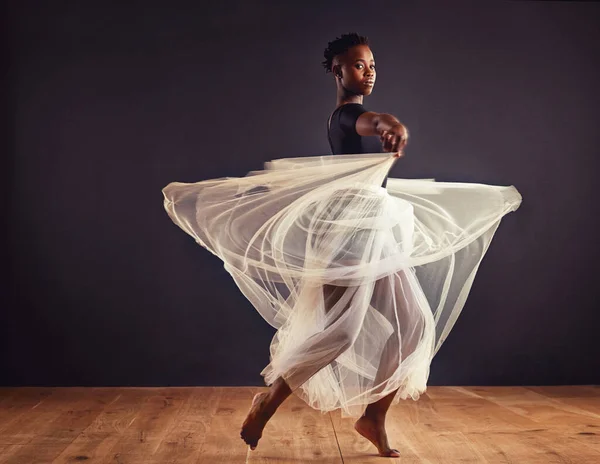 Poesia in movimento. Giovane ballerina contemporanea utilizzando una gonna bianca morbida per un effetto drammatico. — Foto Stock