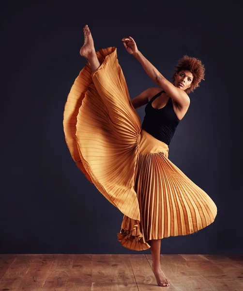 Dedica all'espressione. Ballerina contemporanea femminile in una posa drammatica sullo sfondo scuro. — Foto Stock