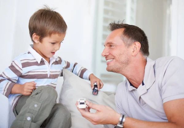 パパと遊べ。息子と遊ぶ幸せな父親の肖像画. — ストック写真
