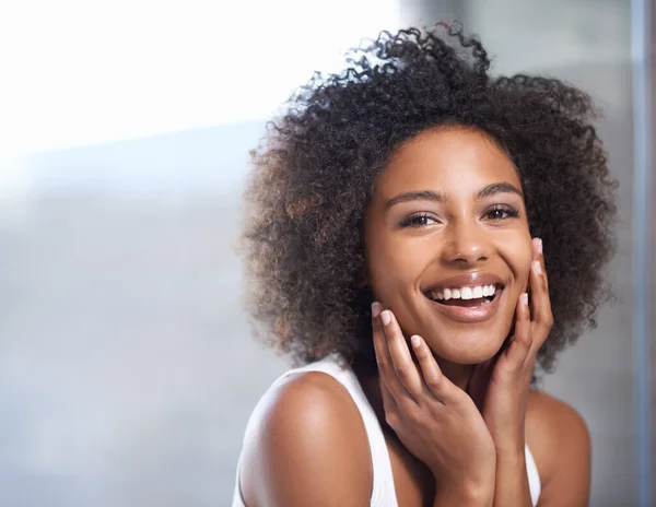 Smooth skin puts a smile on her face — Stock Photo, Image