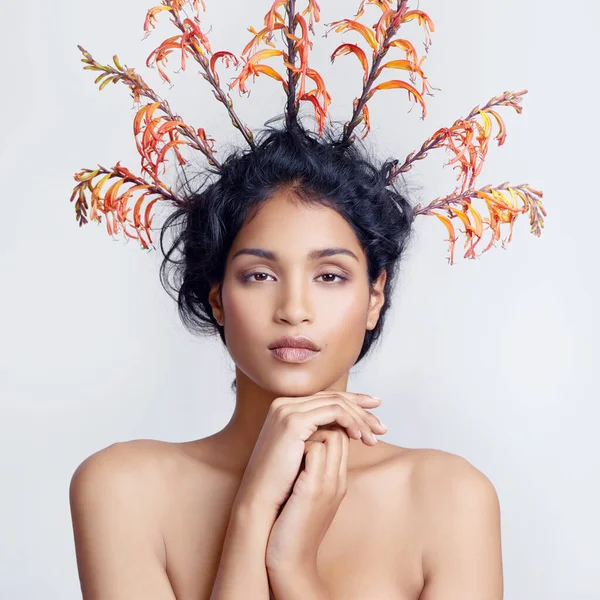 Une déesse naturelle. Plan studio d'une belle jeune femme aux branches colorées dans ses cheveux. — Photo