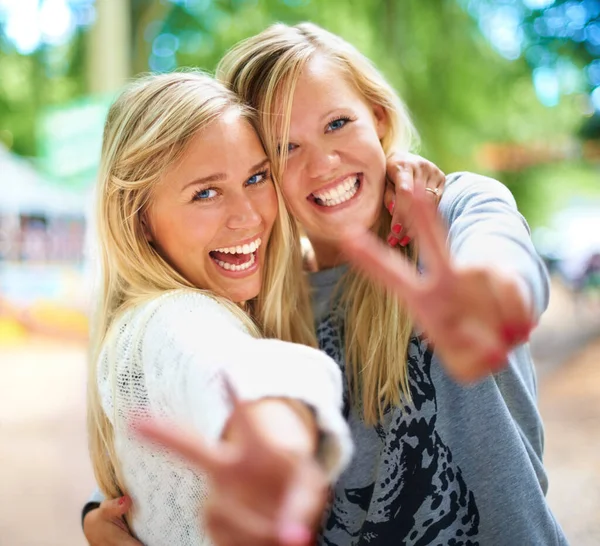 Having fun with my best friend. Two friends having fun at a festival. — Stock Photo, Image