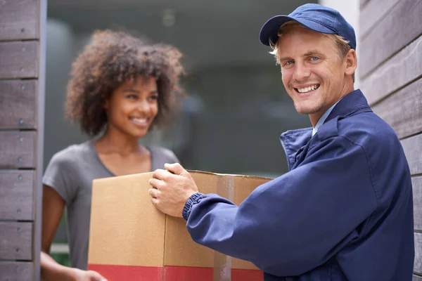 Consegnare direttamente alla vostra porta. Colpo di corriere che fa una consegna a un cliente sorridente. — Foto Stock